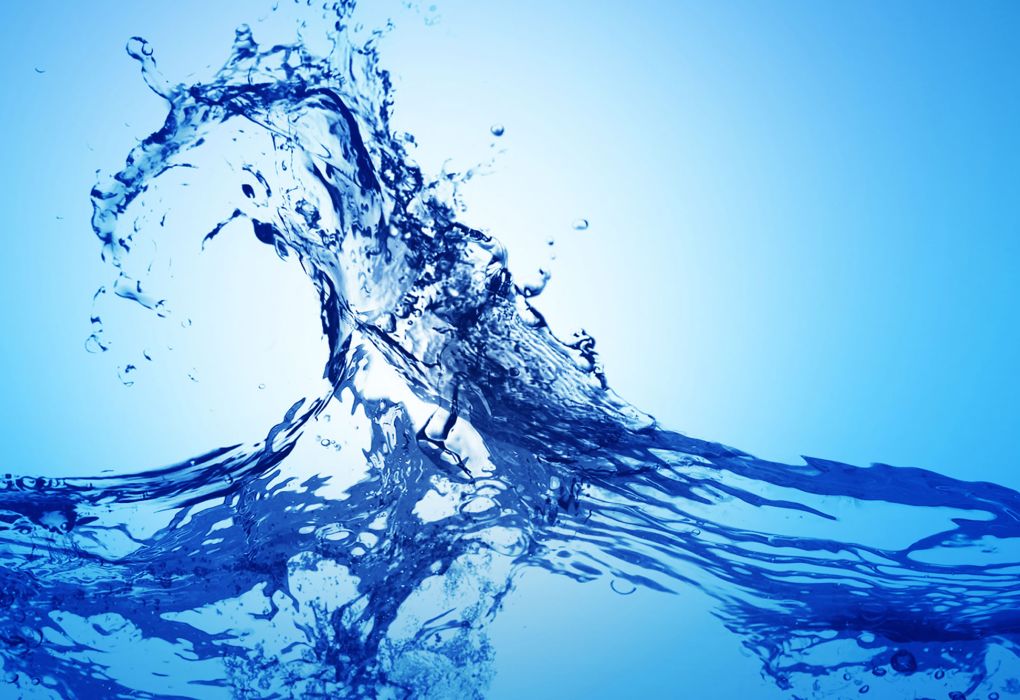 Wasser spritzt dynamisch in die Höhe vor hellem Hintergrund