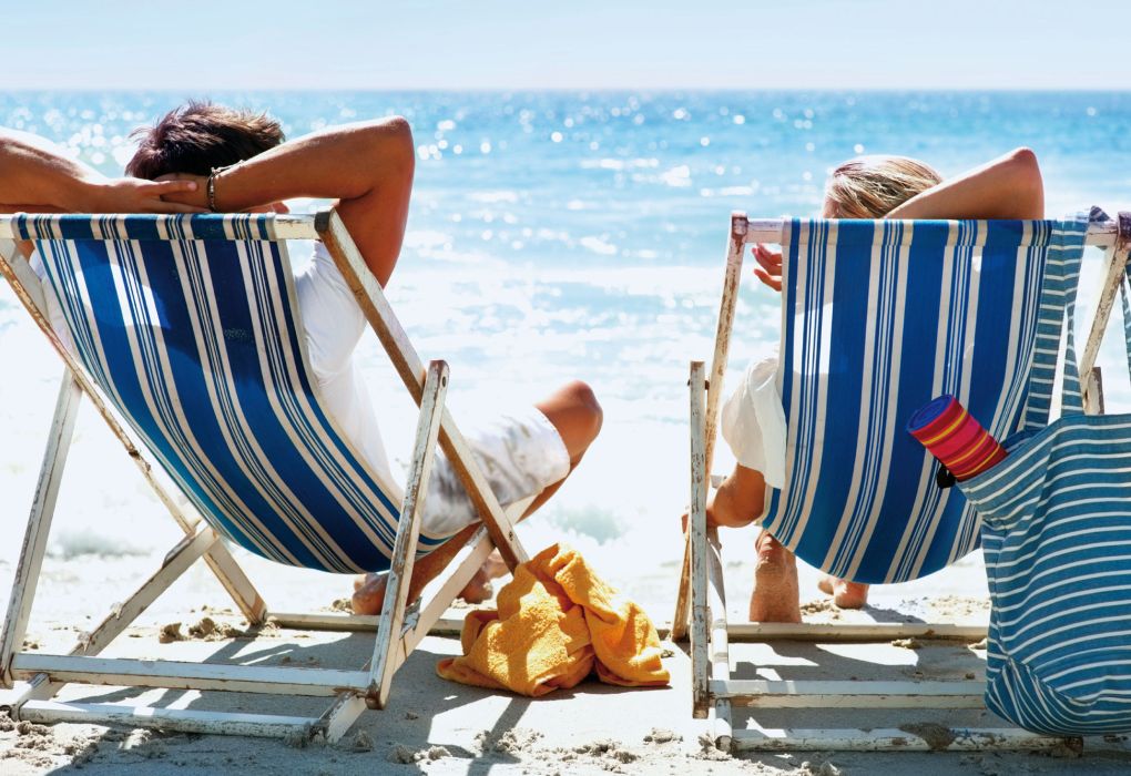 Strandstühle mit Sonnenschirmen am Meer