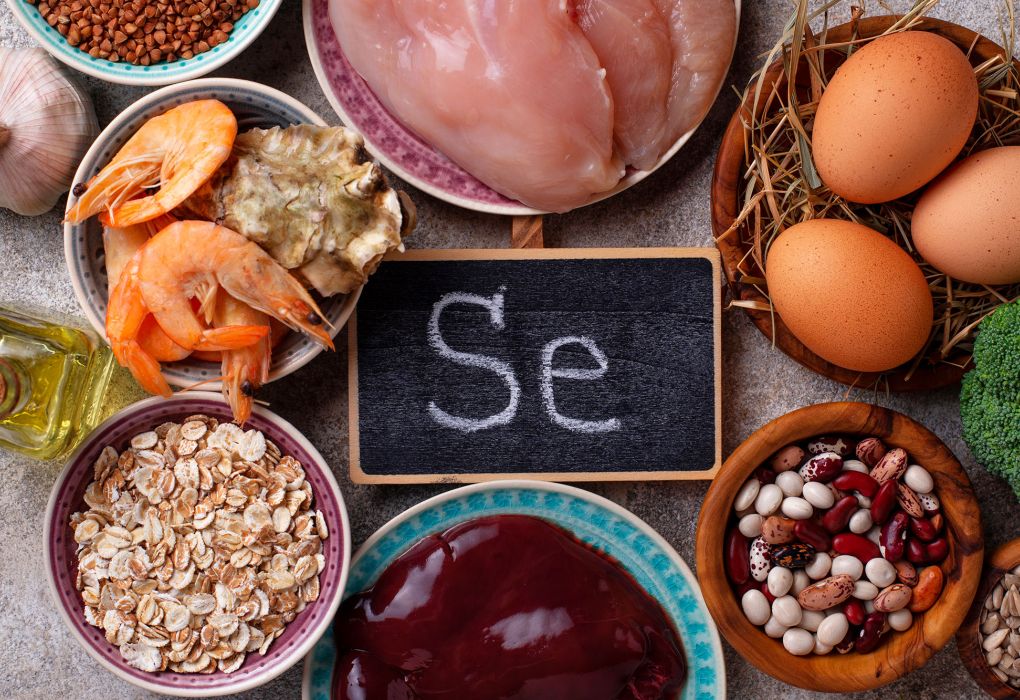 Lebensmittel wie Eier, Nüsse, Fisch und Getreide rund um eine kleine Tafel mit der Aufschrift „Se“