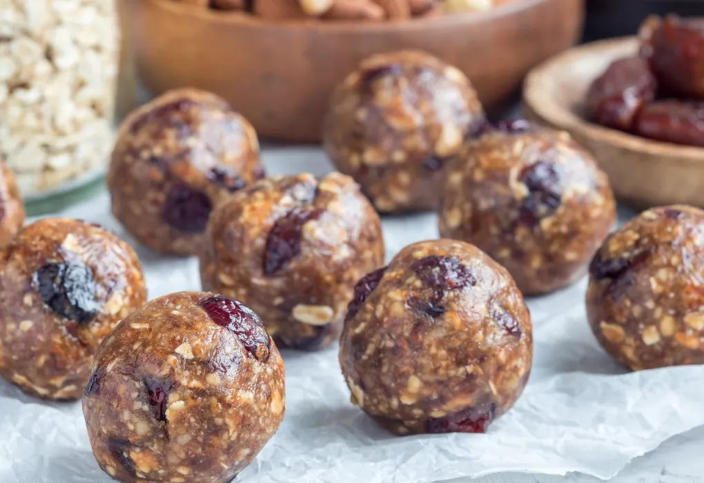 Schale mit hausgemachten Energy Balls aus Nüssen, Datteln