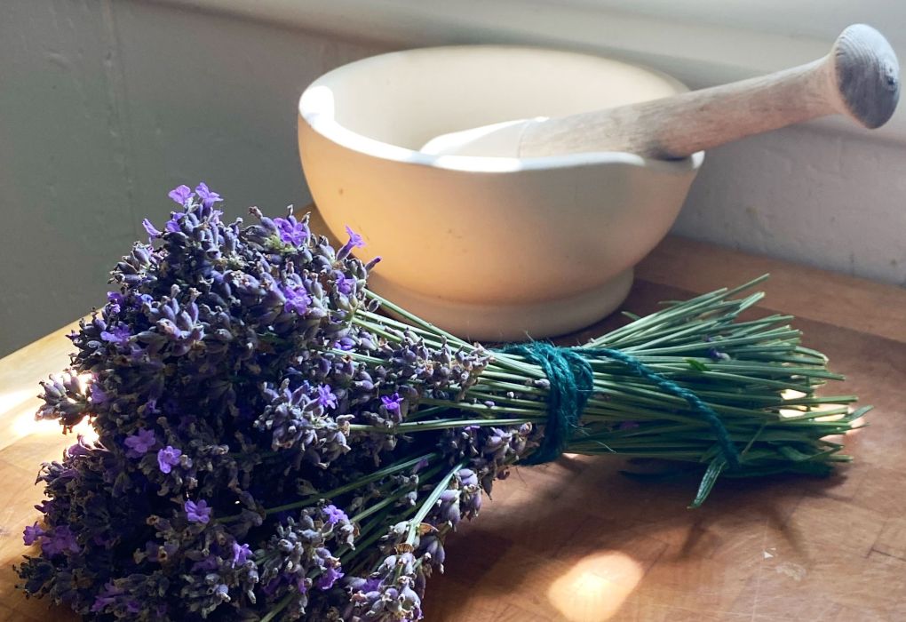 Bund Lavendel auf Holztisch