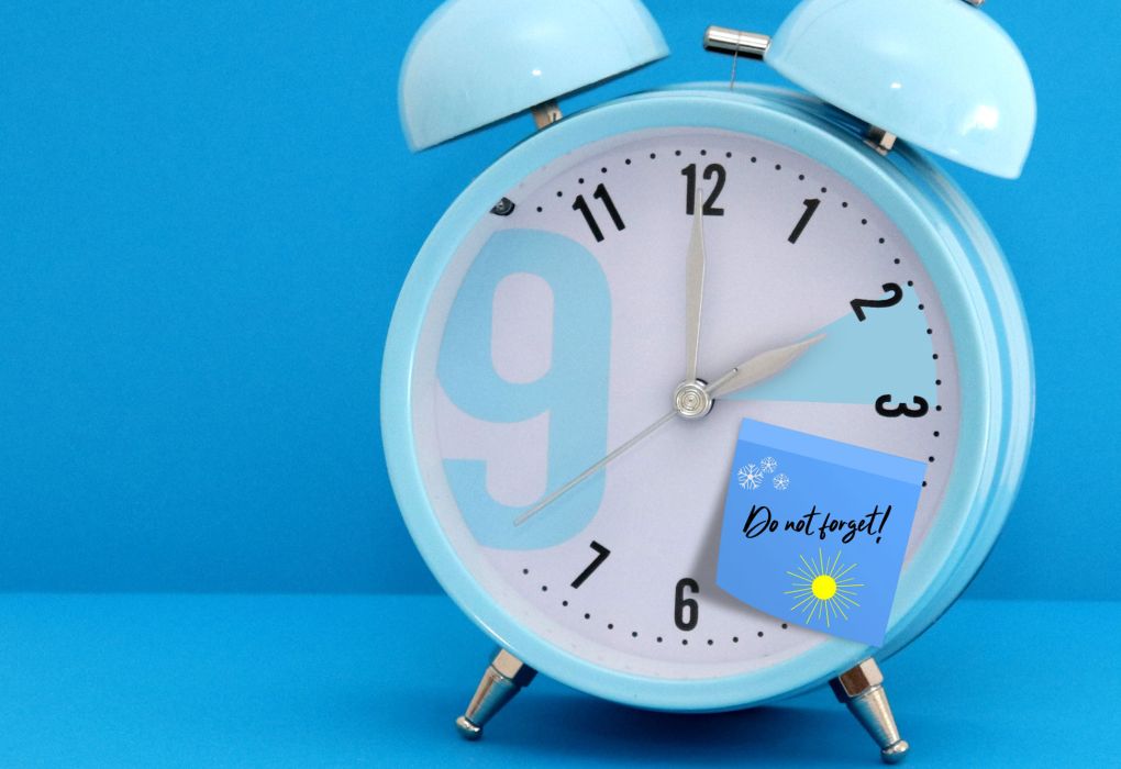 Blauer Wecker mit einem Zettel mit folgendem Text: „Do not forget!”