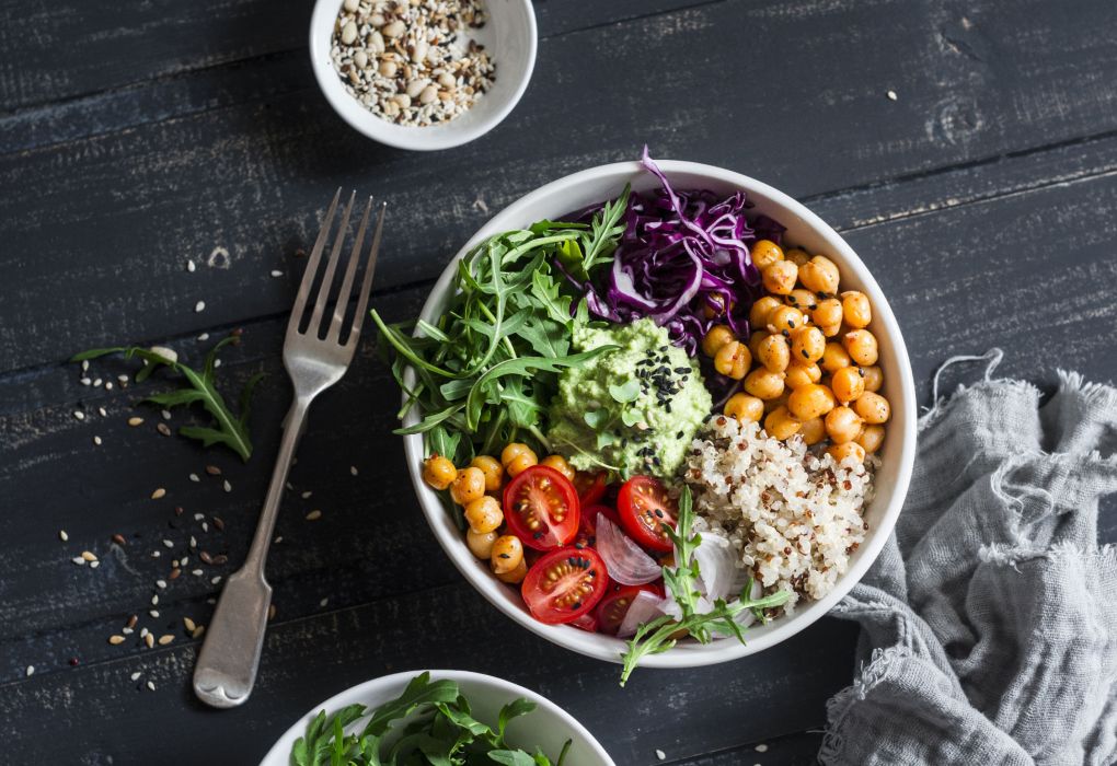 Salatbowl mit Kichererbsen, Tomaten und Kraut