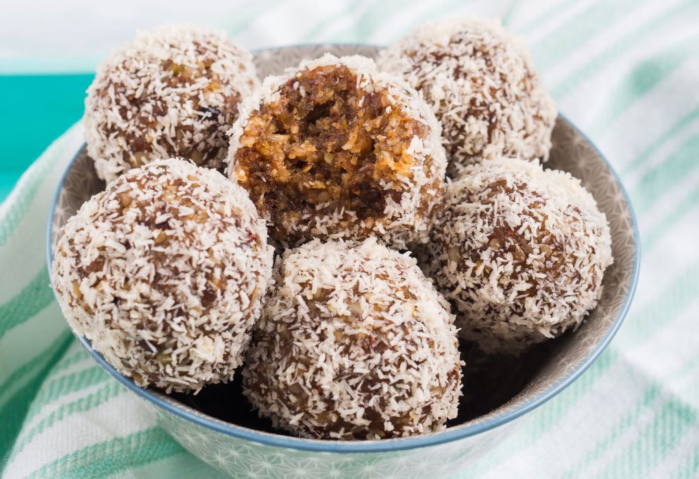 Schale mit Energy Balls, umhüllt von Kokosraspeln
