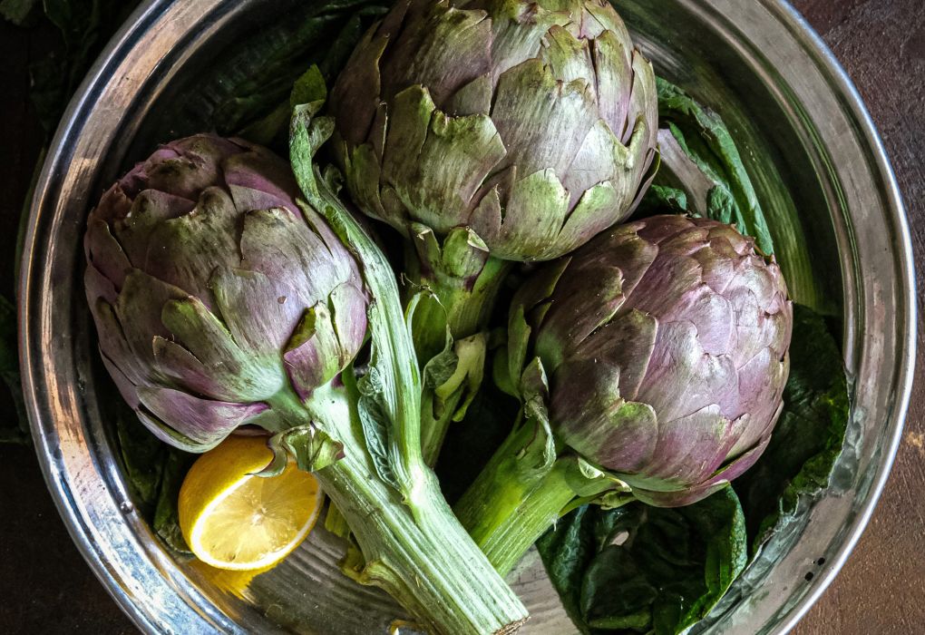 Artischocken in einer Schale als natürliche Quelle von Bitterstoffen