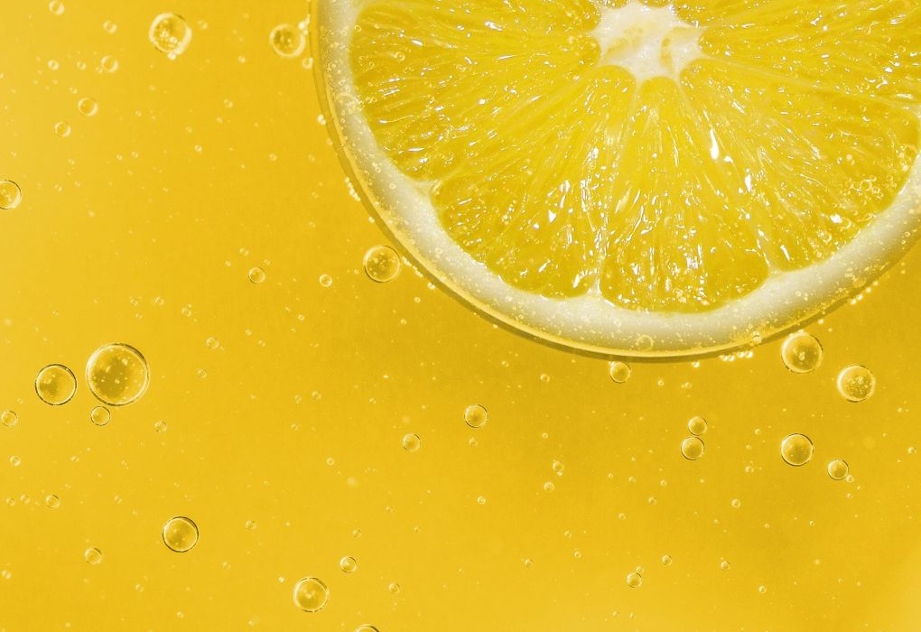 Zitronenscheibe auf gelbem HIntergrund