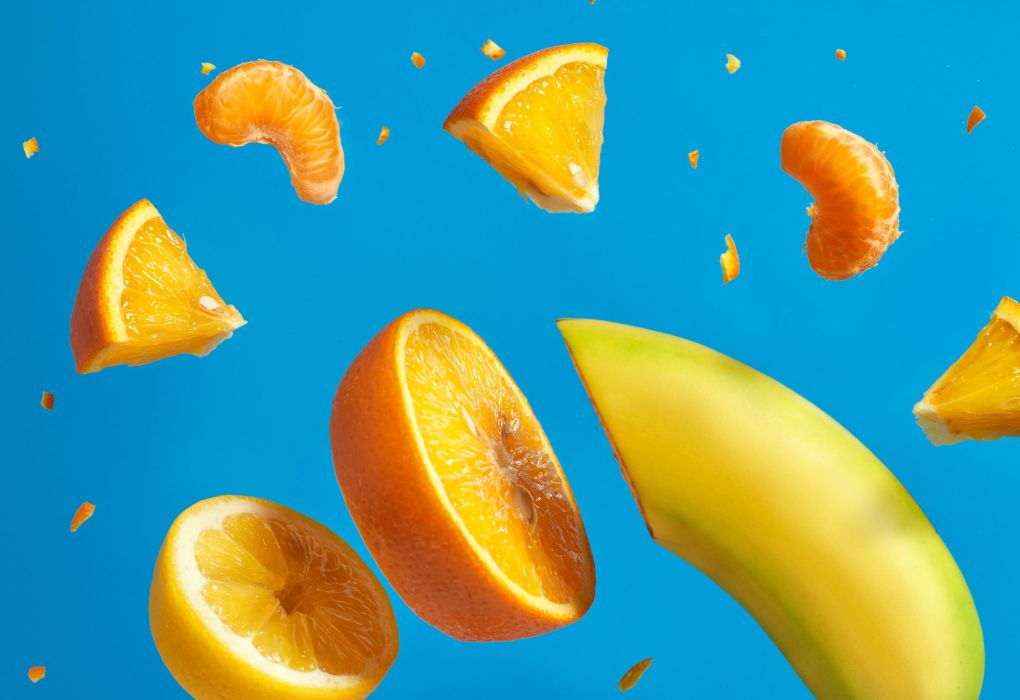 Obststücke auf blauem Hintergrund