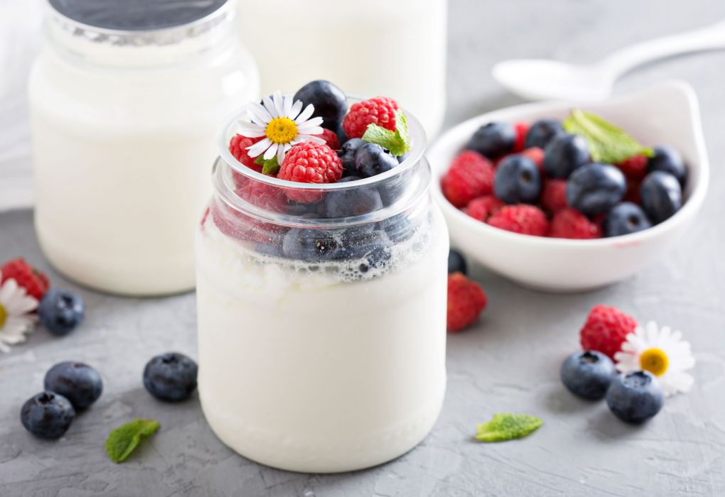 Gläser mit Joghurt und frischen Beeren als natürliche Probiotika