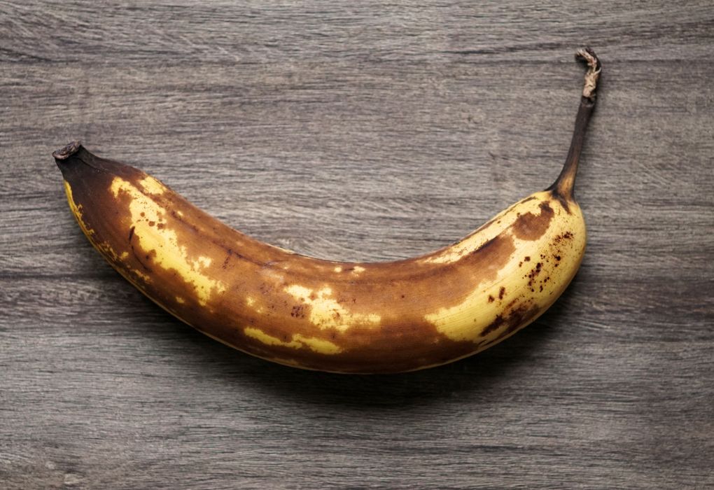 Reife braune Banane auf Holztisch