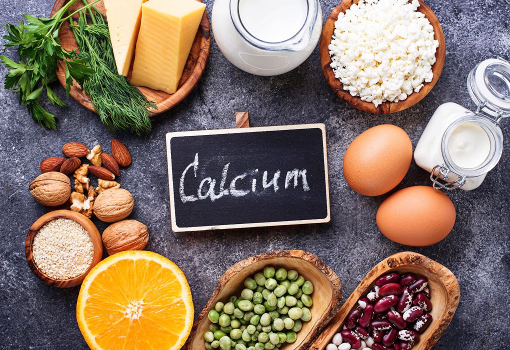 Verschiedene calciumreiche Lebensmittel auf einem Tisch