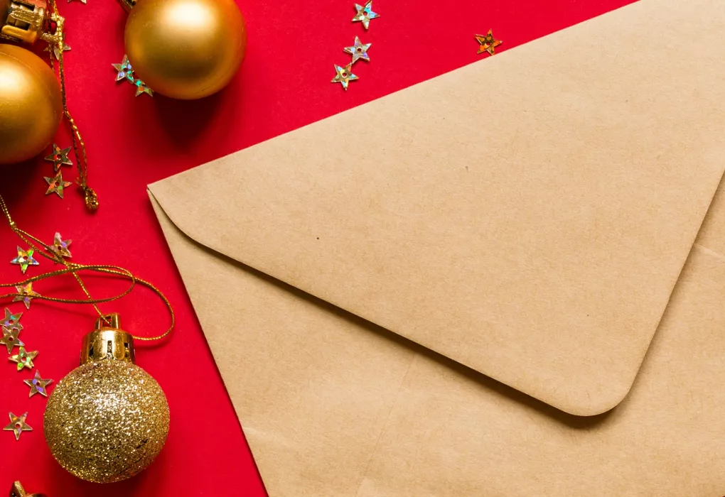 Umschlag auf rotem Hintergrund