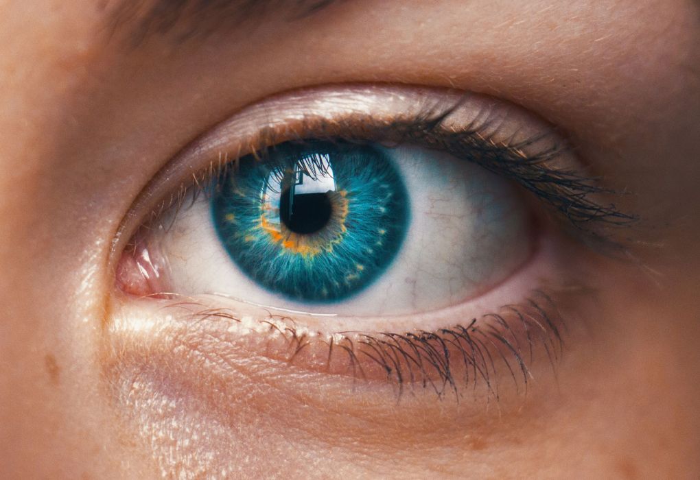 Detailaufnahme eines menschlichen Auges mit blauer Iris