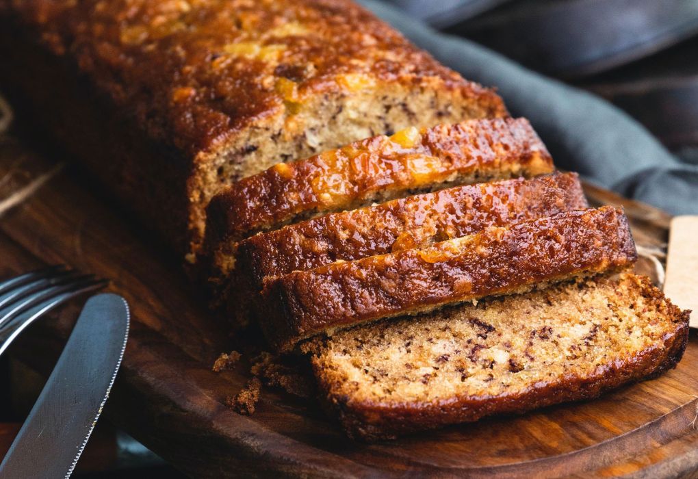 Frisch gebackenes Bananenbrot auf einem Holzbrett