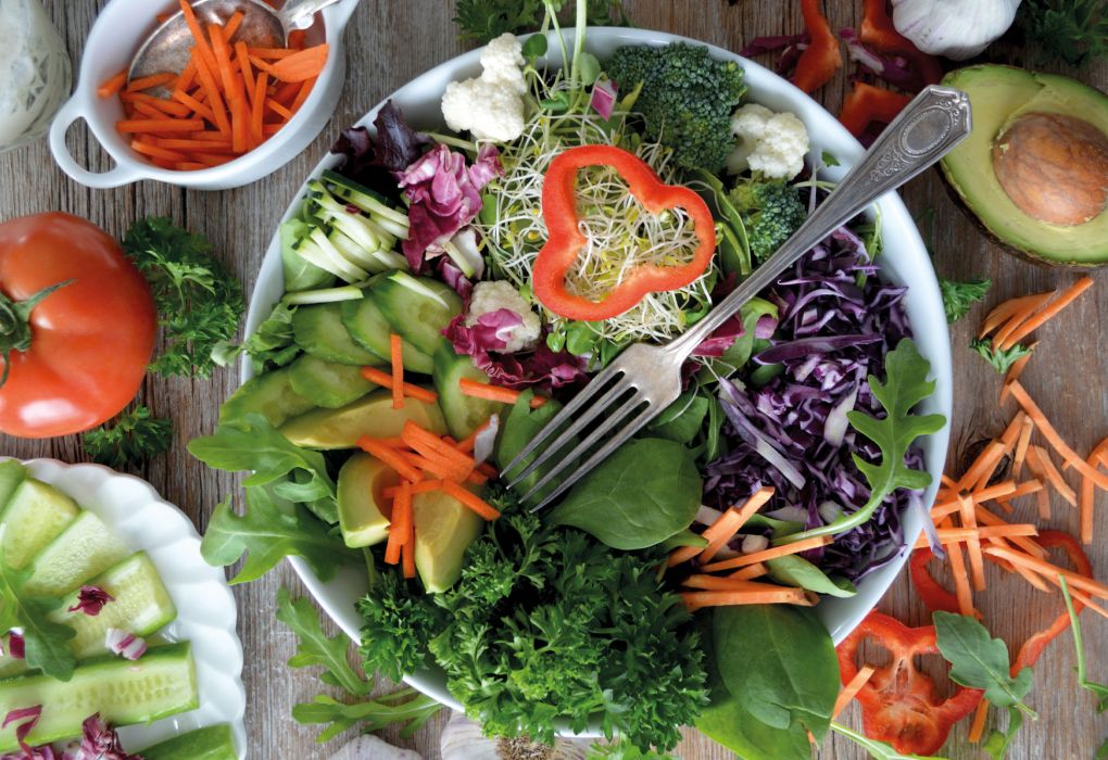 Bunte Schale mit Gemüse – reich an sekundären Pflanzenstoffen