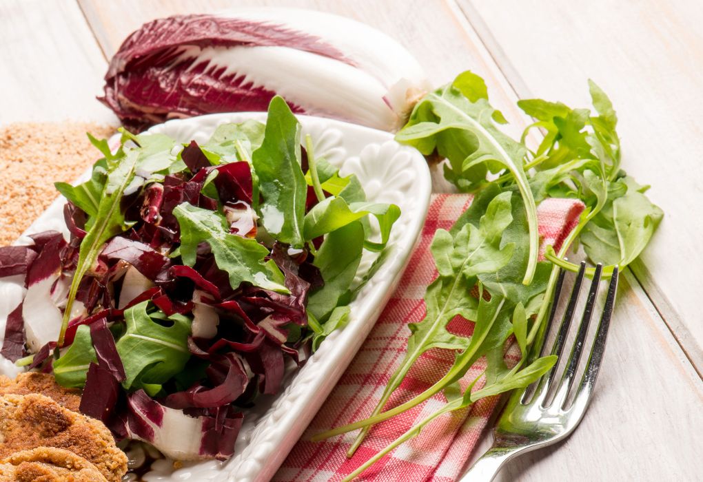 Teller mit verschiedenen Blattsalaten als natürliche Bitterstoffquelle