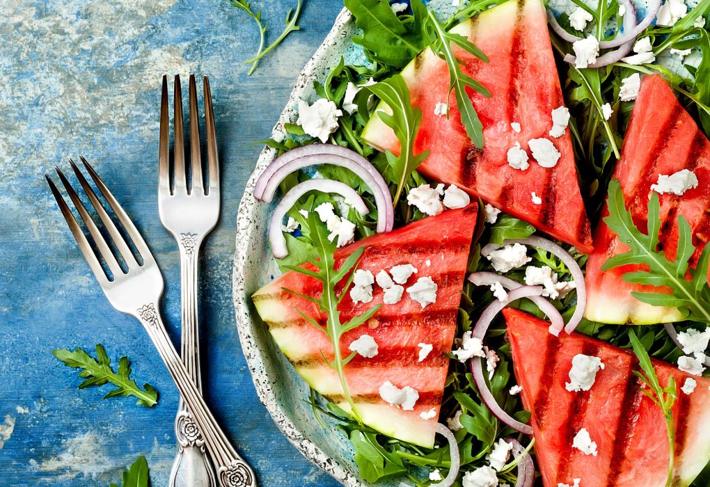 Frischer Salat mit mit Melone und Gemüse auf einem Teller