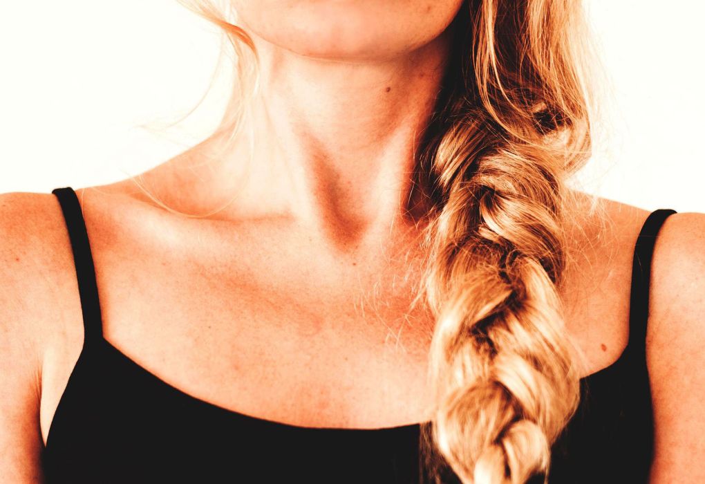 Frau mit geflochtenem Zopf über der Schulter