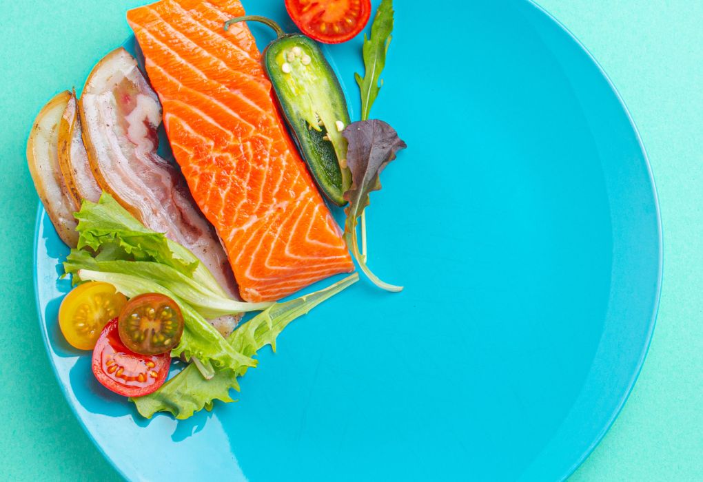 Teller mit Lachs, Gemüse und Salat als leichte Mahlzeit