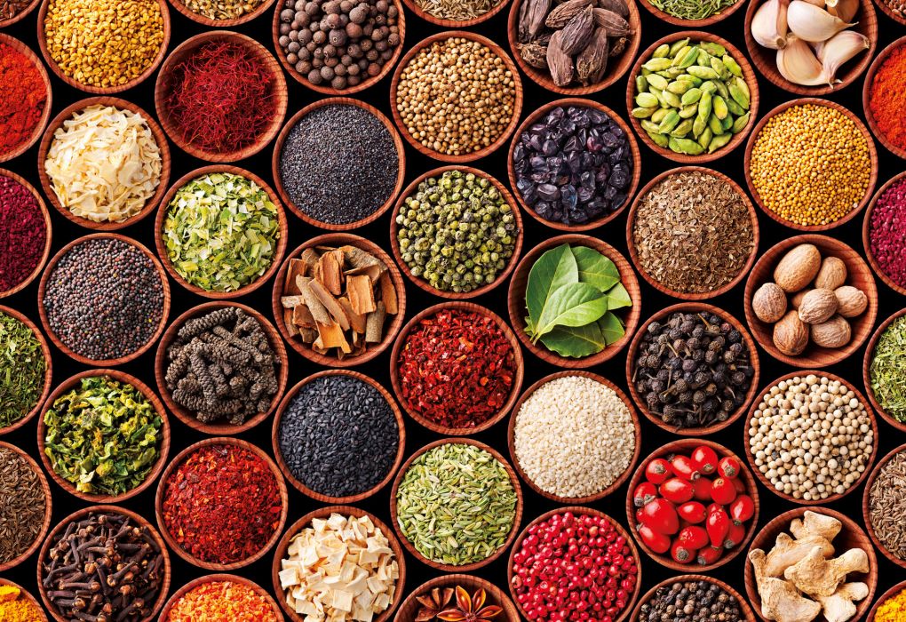 Verschiedene Gewürze in kleinen Schalen