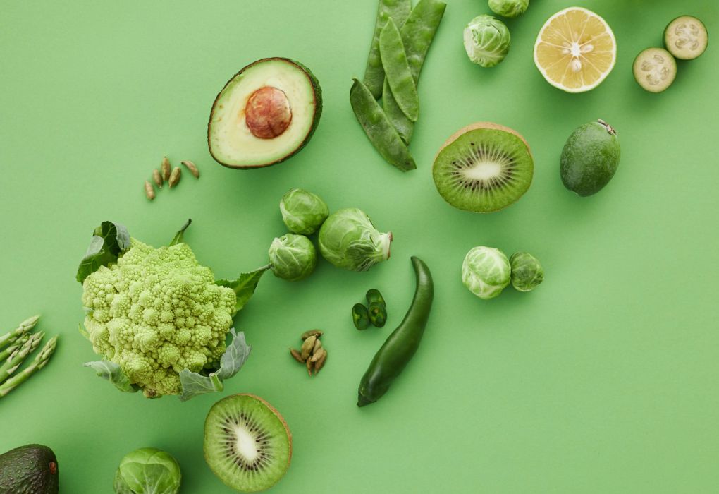 Grünes Gemüse und Obst auf grünem Hintergrund