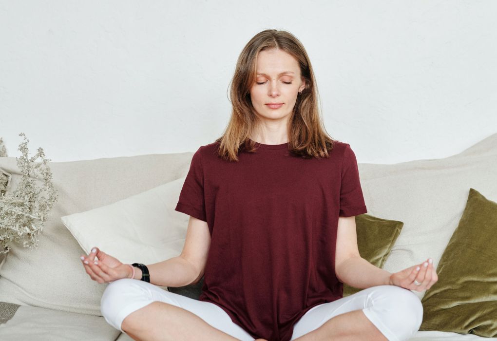 Frau in Yoga Position