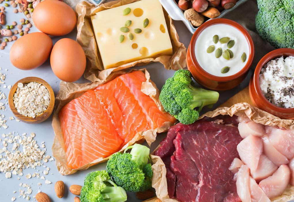 Verschiedene eiweißreiche Lebensmittel wie Fleisch, Fisch, Eier und Gemüse als Quelle für Aminosäuren.