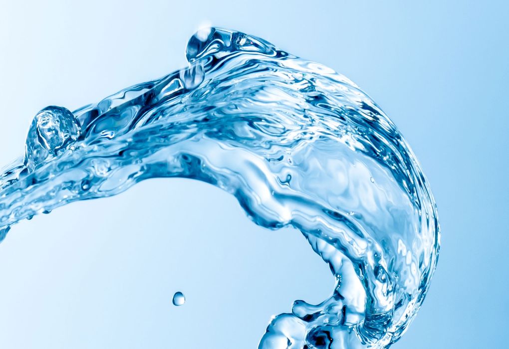 Spritzendes Wasser in Bewegung, Symbol für Kneipp-Anwendungen.