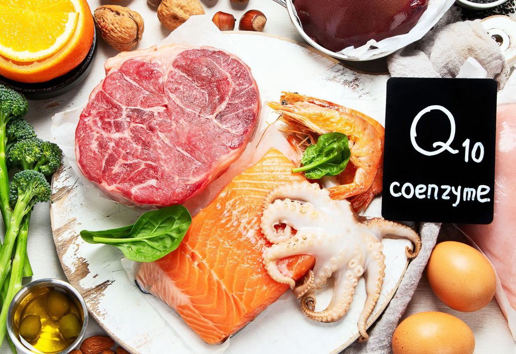 Lebensmittel wie Fleisch, Fisch, Eier und Gemüse mit einer kleinen Tafel „Q10 Coenzyme“