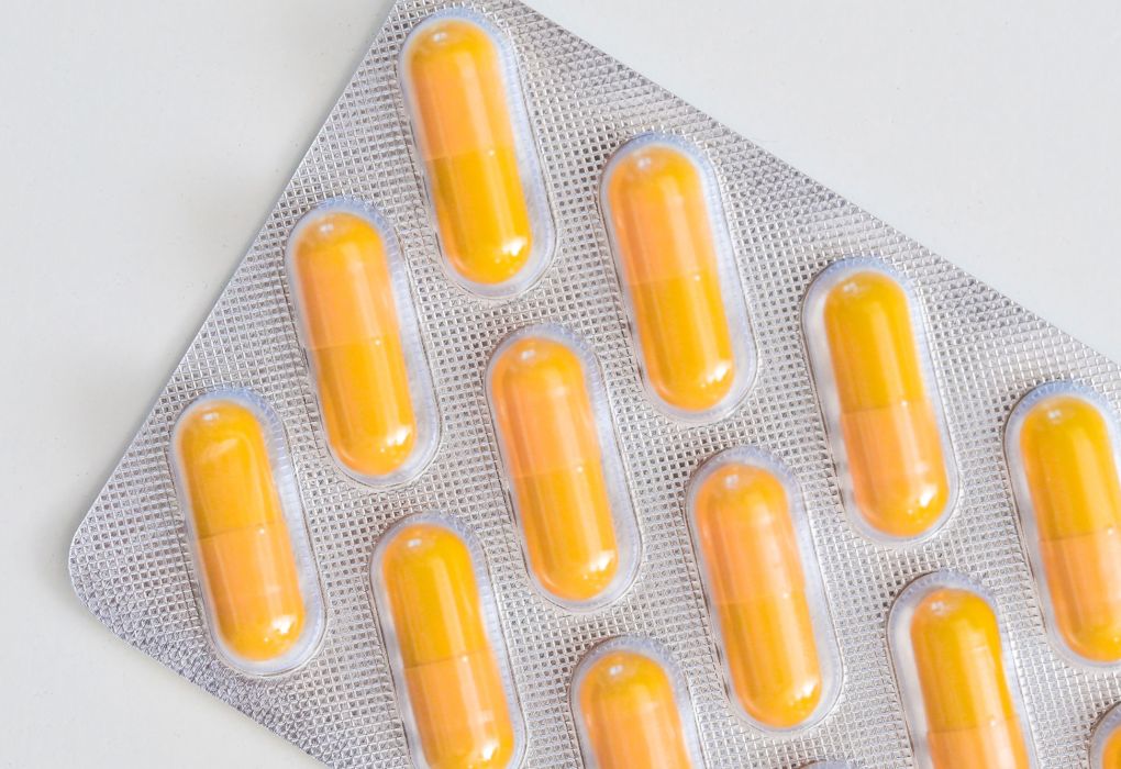 Blisterpackung mit gelben Kapseln