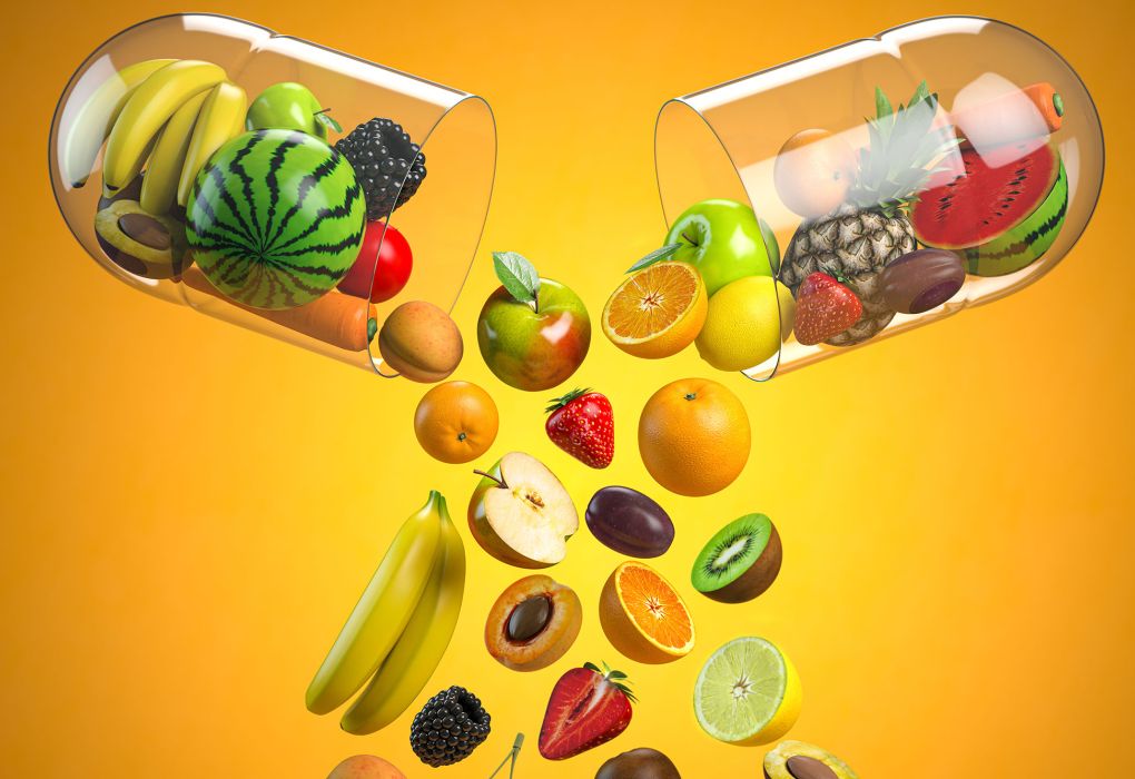 Aufgebrochene Kapsel, aus der Früchte und Nährstoffe auf gelbem Hintergrund herausfallen