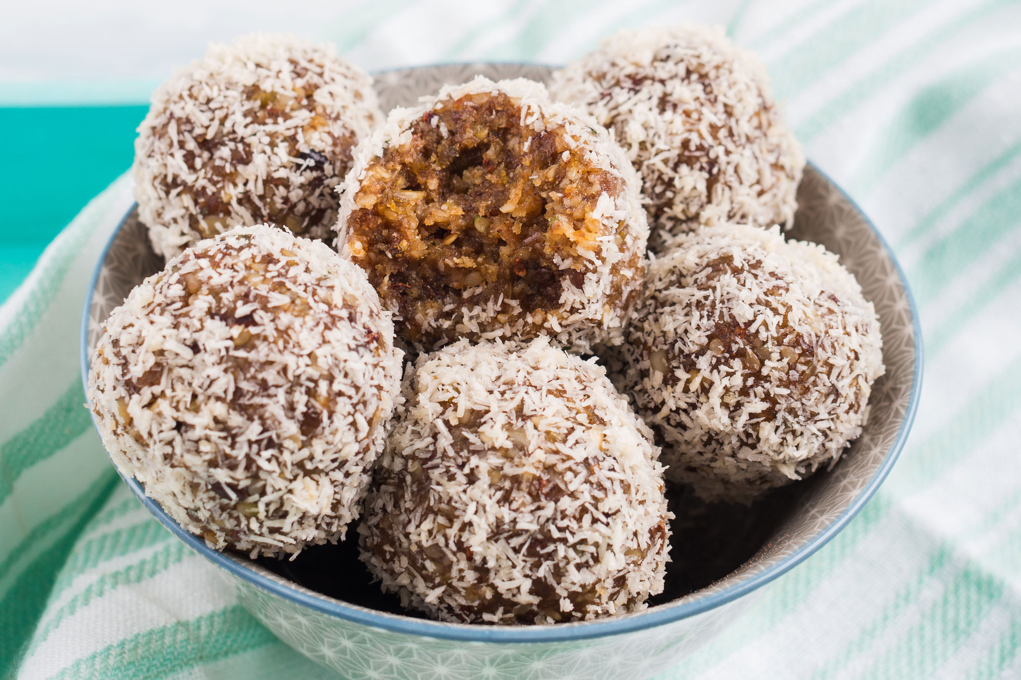 Schale mit Energy Balls, umhüllt von Kokosraspeln