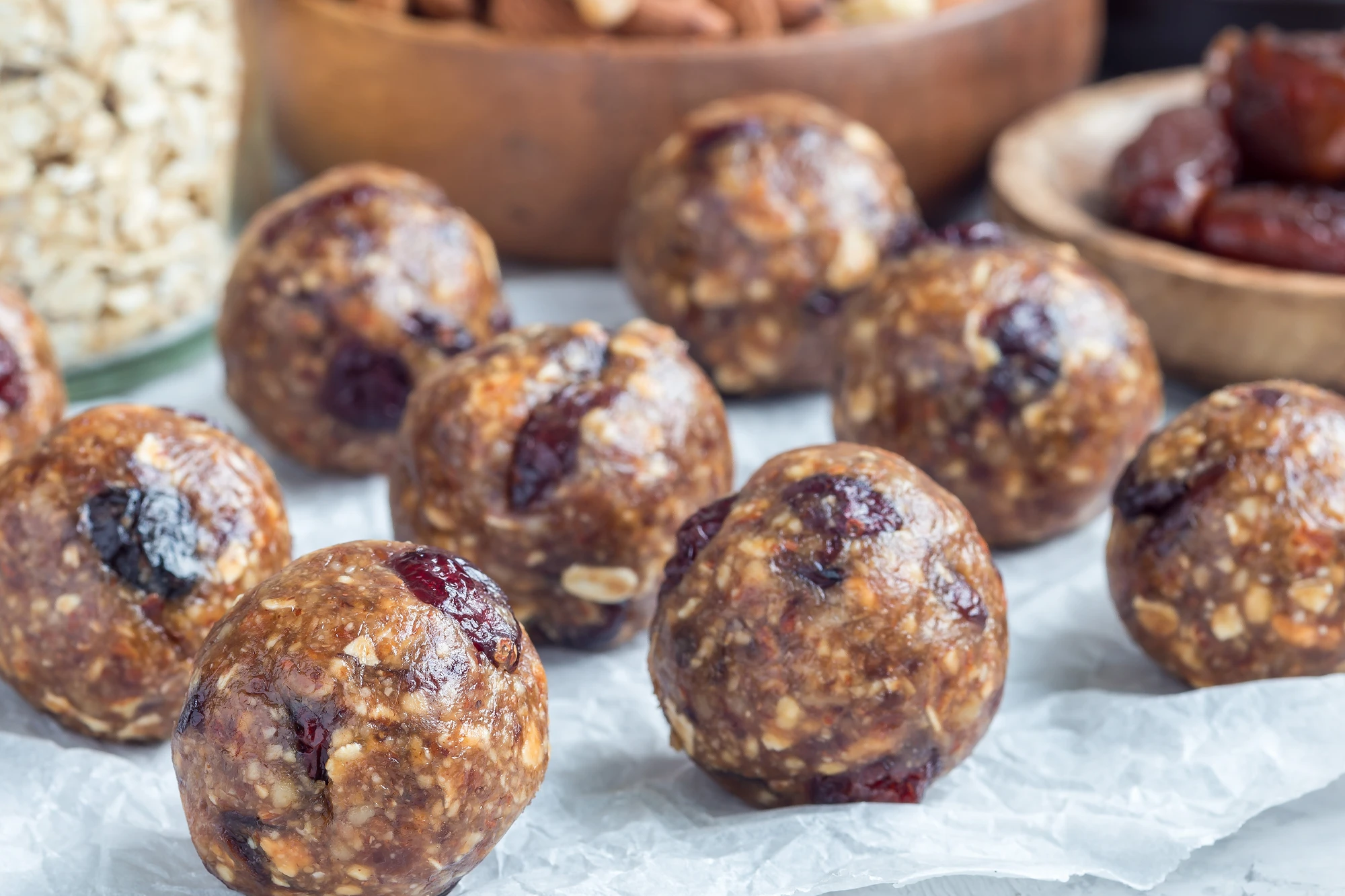 Schale mit hausgemachten Energy Balls aus Nüssen, Datteln