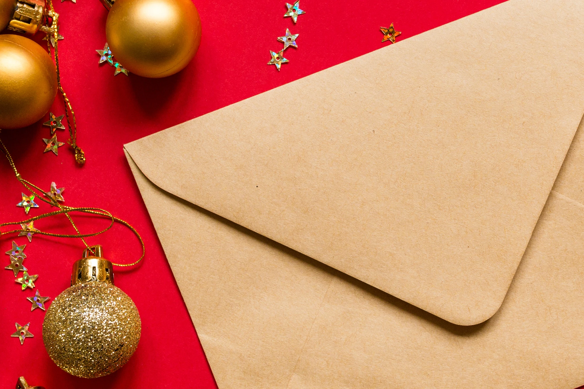 Umschlag auf rotem Hintergrund