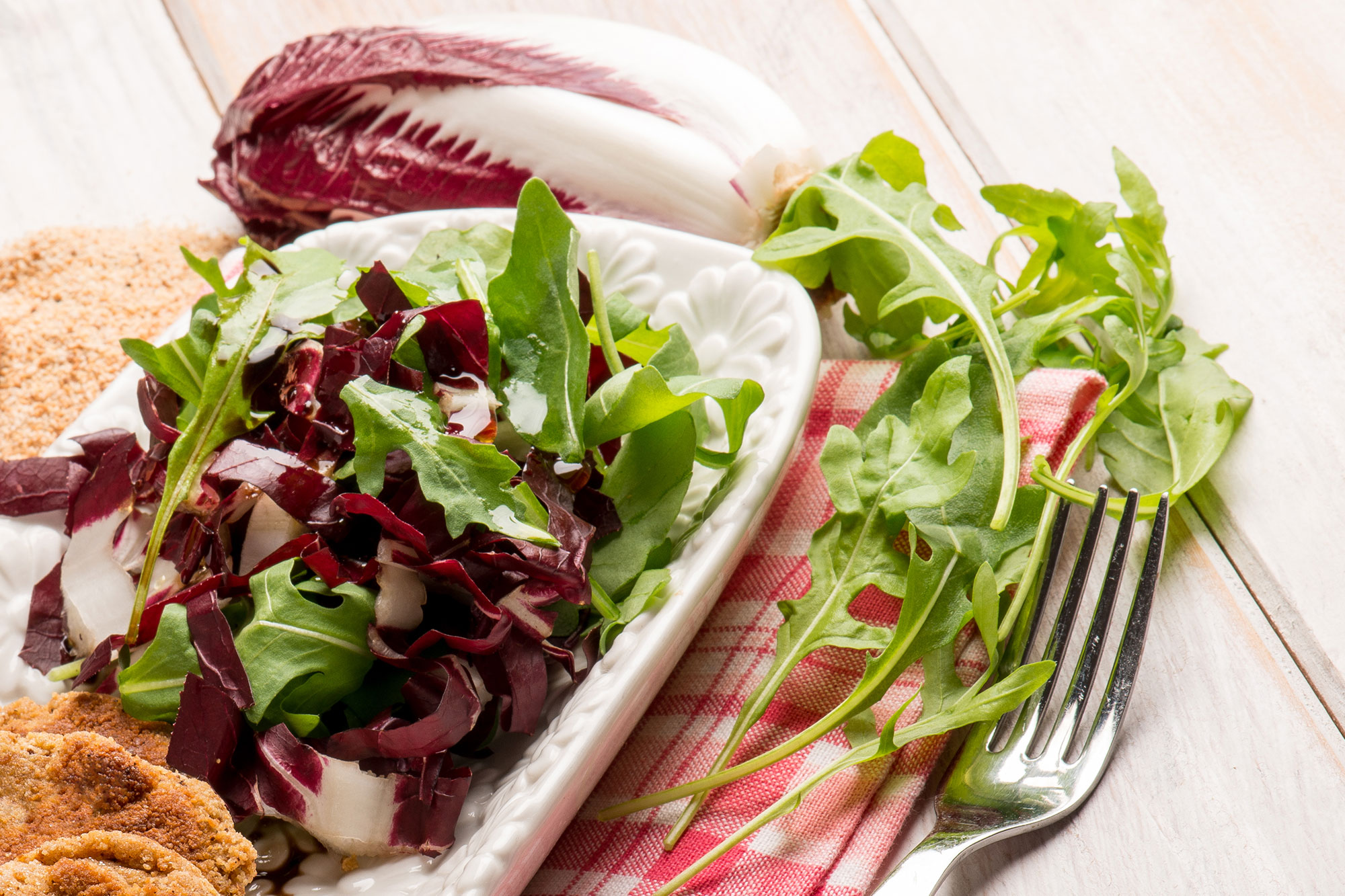 Teller mit verschiedenen Blattsalaten als natürliche Bitterstoffquelle
