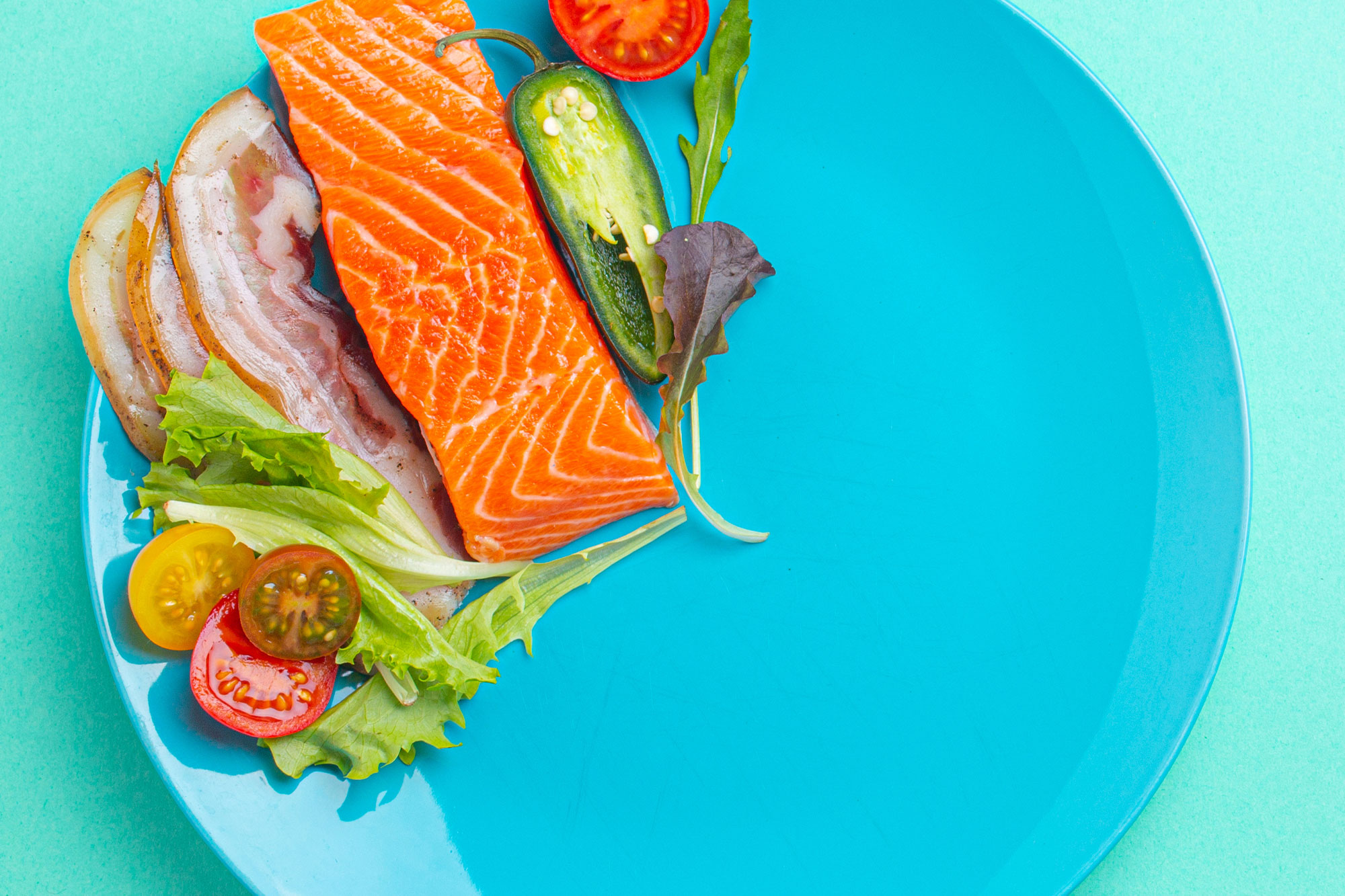 Teller mit Lachs, Gemüse und Salat als leichte Mahlzeit