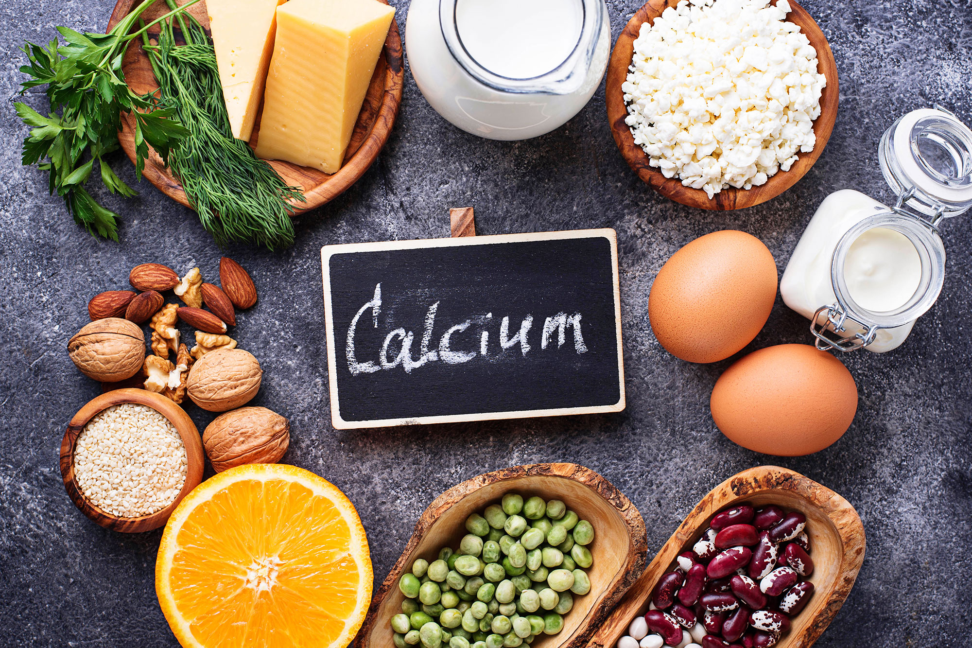 Verschiedene calciumreiche Lebensmittel auf einem Tisch